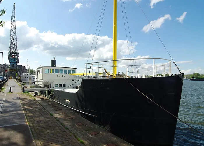 Magnificent Houseboat With A Stunning View!